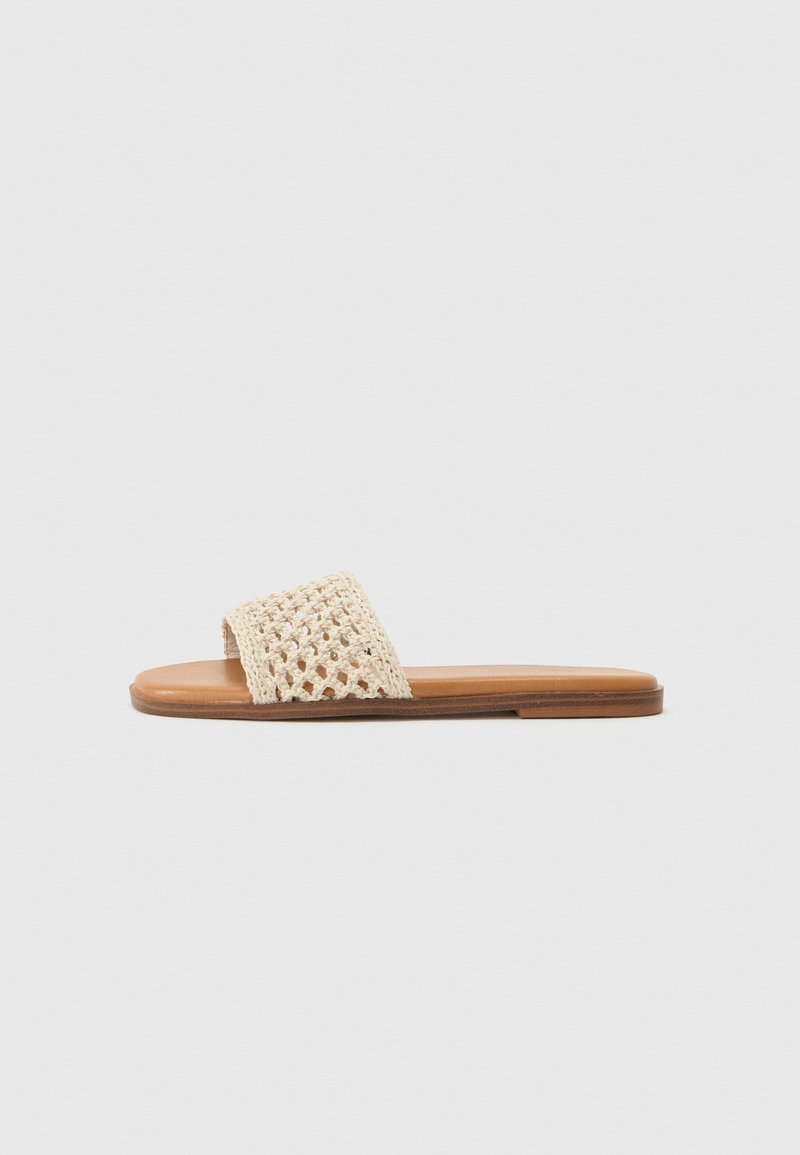 Sandali slide in tessuto beige con design all'uncinetto sulla tomaia e suola piatta in materiale sintetico marrone. Estetica minimalista, stile open-toe.