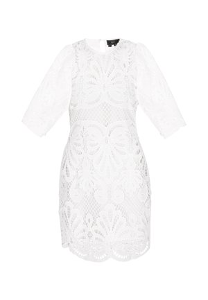 Biela čipkovaná šaty so zúbkovaným zakončením, balónovými rukávmi a zložitými kvetinovými vzormi. Obsahuje uzáver s kľúčovou dierkou na výstrihu a štruktúrovanú látku.