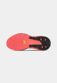 Sporta apavu zole ar rozā un melnu gumijas dizainu. Iespējas ir dimanta formas protektora raksti, kas nodrošina saķeri un izturību. Ir redzama Vibram logo.