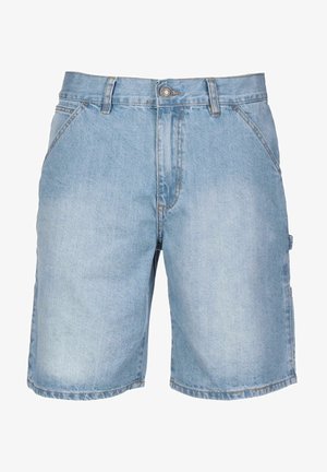 Vaaleansiniset denimshortsit suoralla leikkauksella, joissa on viisi taskua, napillinen kiinnitys ja kontrastitikkaukset. Kankaan pinta on teksturoitu ja hieman haalistunut.