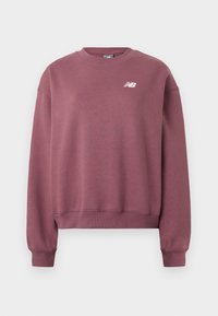 Bordo sviiter, mis on valmistatud pehmest kangast, omab ümmargust kaelust, soonikuid varrukates ning väikest valget logo rinna peal.