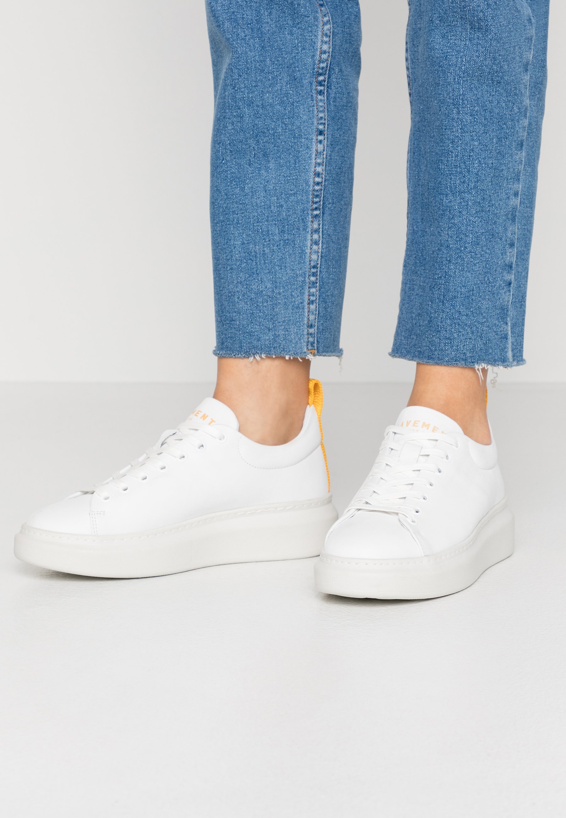 Pavement DEE COLOR Joggesko whiteyellow Zalando.no Pavement DEE COLOR Joggesko whiteyellow Zalando.no