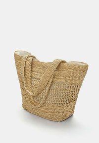 Gewebte Strohtasche mit zwei langen Griffen, in natürlichem Beige, offenes Oberteil und strukturierte Muster, mit einer weißen Stoffauskleidung.