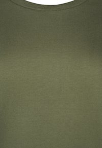 Camiseta verde oliva hecha de algodón suave y elástico. Presenta un clásico escote redondo y una textura suave y uniforme sin patrones ni adornos.