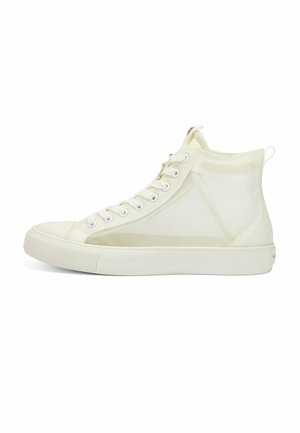 Weißer High-Top-Sneaker mit Mesh-Einsätzen, weißer Gummisohle und weißen Schnürsenkeln, seitlich auf weißem Hintergrund gesehen.