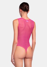 Body senza maniche in tessuto rosa trasparente, design aderente, gamba alta e copertura ridotta sul retro, con un piccolo etichetta logo.