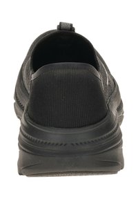 Schwarzer Sportschuh mit einem flexiblen, strukturierten Obermaterial und einer gepolsterten Sohle. Verfügt über eine Zuglasche an der Ferse und ein minimalistisches Design.