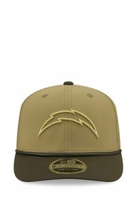 Khaki-Baseballkappe mit einem dunkelgrünen Schirm, die ein gelbes Blitzlogo auf der Vorderseite und einen Snapback-Verschluss aufweist.