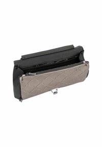 Portafoglio nero e beige con un motivo trapuntato, sezioni doppie e chiusura con zip. Presenta una texture in pelle liscia e dettagli metallici.