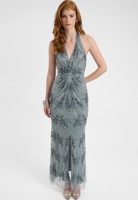 Abito grigio con scollo all'americana e dettagli incrociati, decorato con perline e motivi floreali, con silhouette aderente e orlo trasparente.