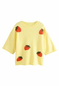 Pull jaune à manches courtes avec col rond côtelé, décoré de cinq fraises rouges avec des feuilles vertes.