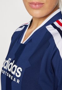 adidas Sportswear TIRO CUT STRIPES TSHIRT DRESS - Jerseyklänning - team navy blue/white/better scarlet