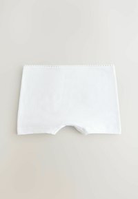 Pantaloni scurți albi din bumbac, cu o textură netedă, având o margine ondulată de-a lungul taliei și un design clasic de lungime scurtă.