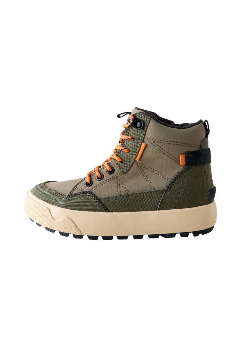 Chaussures montantes aux tons vert olive et beige, en tissu nylon léger, avec des lacets orange et une semelle en caoutchouc robuste.