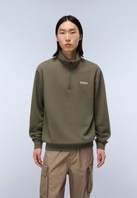 Olivengrøn zip-up sweatshirt med høj krave, ribbede ærmer og kant, med et lille logo i kontrastfarve på brystet.