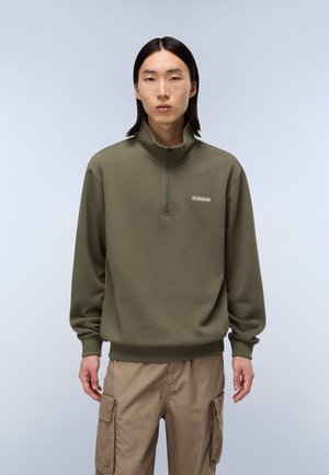 Olijfgroene zip-up sweatshirt met hoge kraag, geribde manchetten en onderrand, met een klein logo in een contrasterende kleur op de borst.