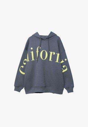 Šedá nadrozmerná mikina s kapucňou s veľkými žltými písmenami, ktoré diagonálne tvoria nápis "California" cez prednú časť a rukávy, s regulovateľnou šnúrkou na kapucni.