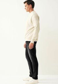 Next SUPER STRETCH COMFORT - Blugi drepți - washed black