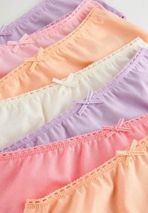 Pastelsetes toonides puuvillased aluspüksid pitslisi servade ja väikeste sobivate paeladega elastsetel vöökohtadel, diagonaalselt valgel pinnal paigutatud.