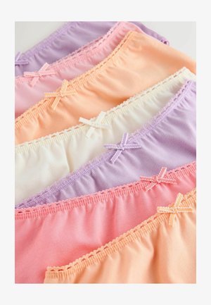 Biancheria intima di cotone impilata, color pastello, con bordi in pizzo e piccoli fiocchi abbinati sui bordi elastici della vita, disposta diagonalmente su una superficie bianca.