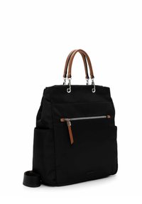 Czarna torba tote z nylonu z brązowymi skórzanymi uchwytami, srebrnym zamkiem, przednią kieszenią i regulowanym paskiem na ramię. Prostokątny kształt z minimalnymi detalami.