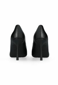 Scarpe nere con tacco alto e design a punta. Realizzate in pelle, caratterizzate da una texture liscia e tacchi a stiletto sottili.