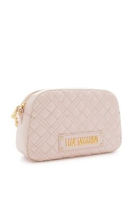 Borsa in ecopelle rosa trapuntata con hardware dorato, dotata di una placca del marchio ben visibile e chiusura con zip. Forma rettangolare compatta.