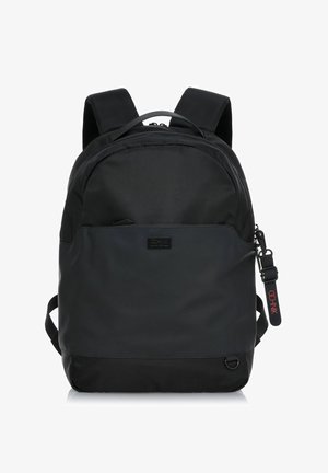 Czarny plecak z tkaniny o eleganckim designie, wyposażony w zamek błyskawiczny, regulowane paski oraz małą, markową metkę po boku.