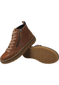 Baskets montantes en cuir et daim marron avec un système de laçage et une fermeture éclair, semelle en caoutchouc, accents texturés et bout arrondi.
