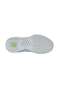 Modrá a bílá atletická podrážka s rybí kostí, s zeleným akcentem a texturovaným povrchem. Hlavní logo "K-Swiss".