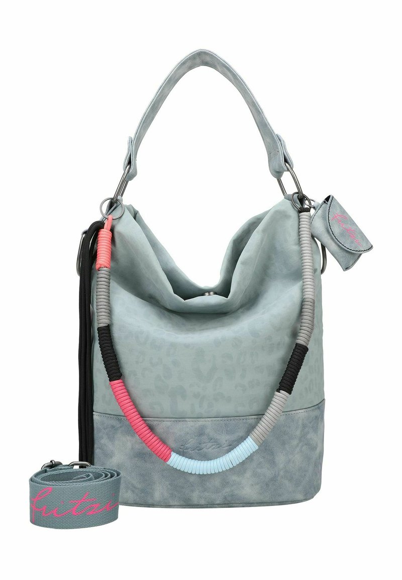 Sac en faux cuir gris clair au design décontracté, avec texture imprimée léopard et accents tressés colorés. Comprend une sangle assortie.