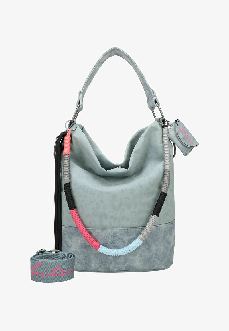 Sac en faux cuir gris clair au design décontracté, avec texture imprimée léopard et accents tressés colorés. Comprend une sangle assortie.