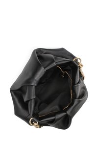 Zwarte leren emmer tas met een zachte textuur, verzameld ontwerp, gouden rits en hardware. Open bovenkant met een ruime binnenkant.