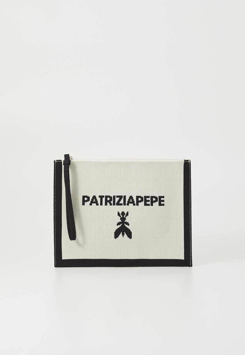 Pochette en textile crème et noire présentant le logo tissé "PATRIZIAPEPE" et un emblème décoratif. Forme rectangulaire avec une fermeture éclair.