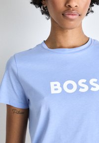 BOSS ELOGO - Marškinėliai su spaudiniu - bright blue