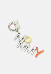 Nyckelring med silverbokstäver som stavar "MAMMA," med ett gult "O" och ett orange "Y," fäst vid en silverring med två vita pärlor.