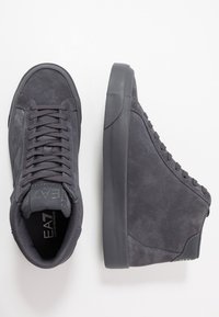 Grå mocka hög-top sneakers med en texturerad yta, rundad tå och matchande gummisula. Har platta snören och präglad logotyp på tungan.