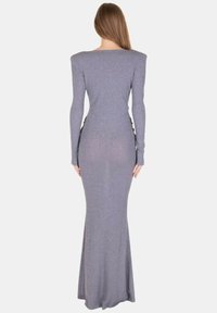 Abito a maniche lunghe realizzato in tessuto elasticizzato scintillante di colore viola chiaro. Presenta una silhouette aderente e un design lungo fino al pavimento con dettagli laterali sottili.