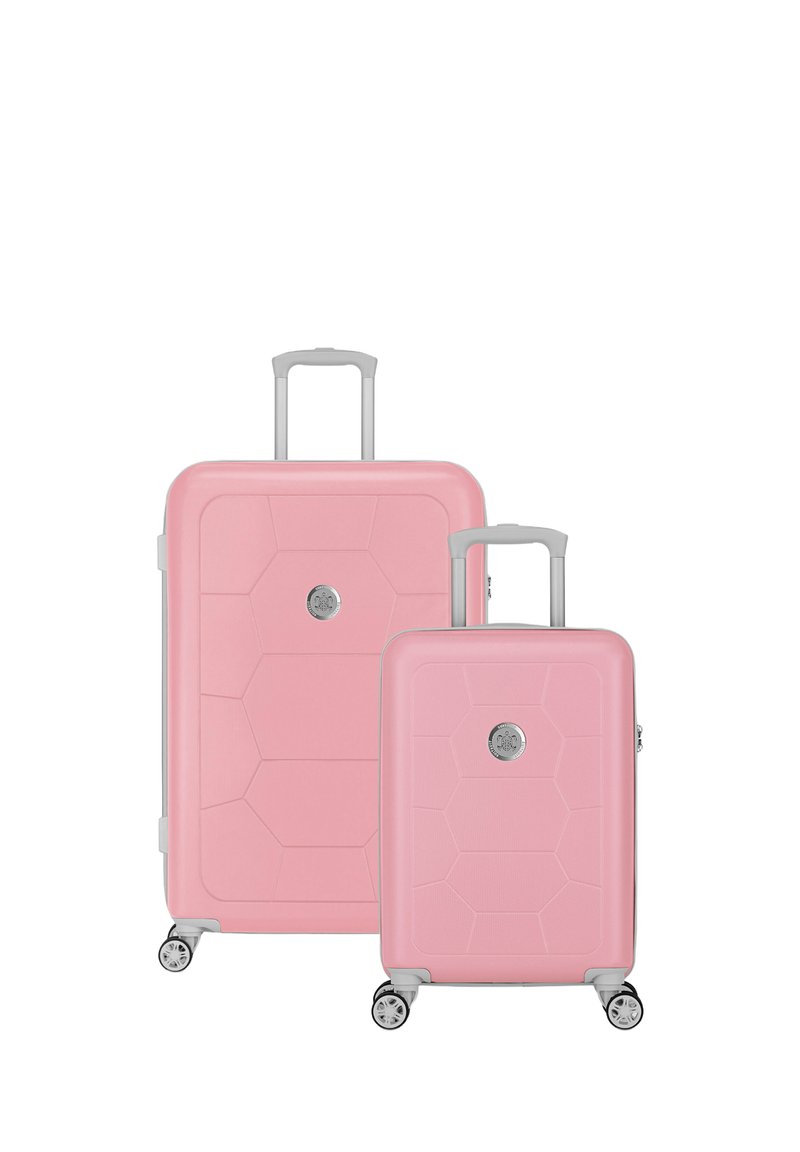 Twee roze harde koffers van verschillende formaten, met hexagonale patronen, grijze accenten, uitschuifbare handvatten en elk vier wielen.