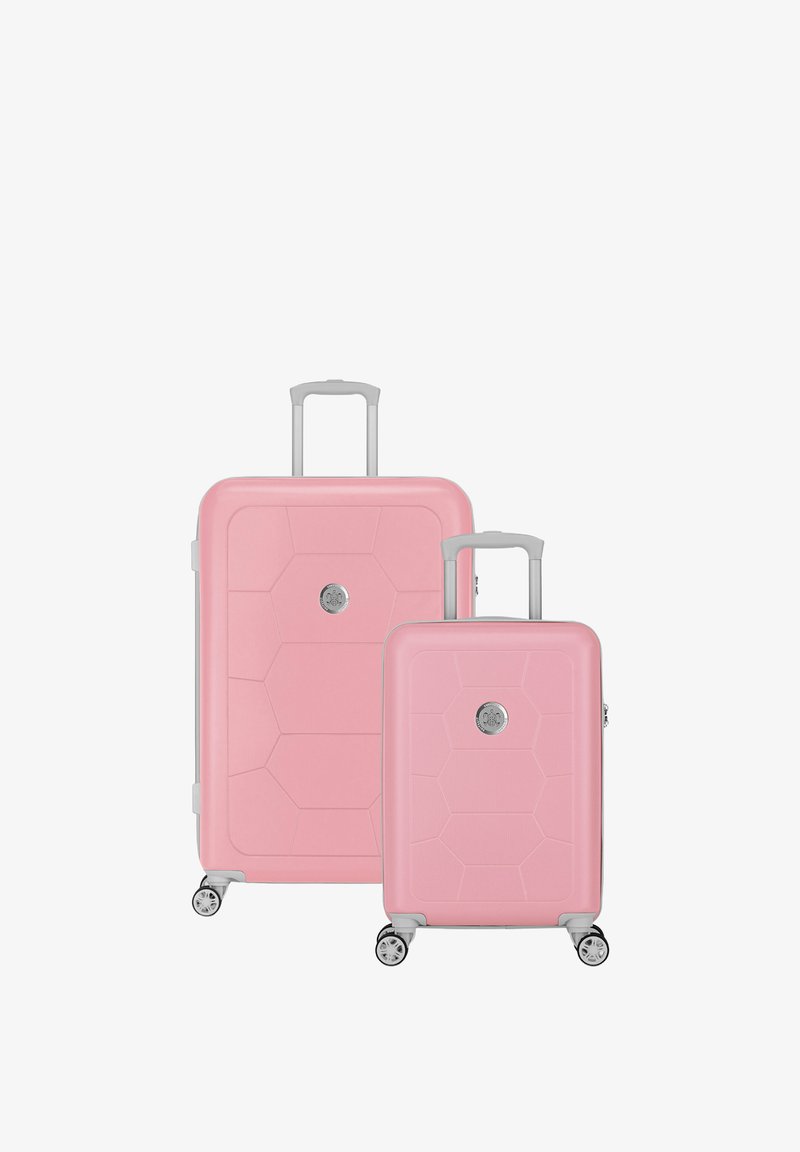 Twee roze harde koffers van verschillende formaten, met hexagonale patronen, grijze accenten, uitschuifbare handvatten en elk vier wielen.