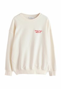 Kremno bela majica z dolgimi rokavi in okroglim izrezom ter rdečim napisom "Sunny Day's Sweet Ice Tea" na levi strani prsnega koša.