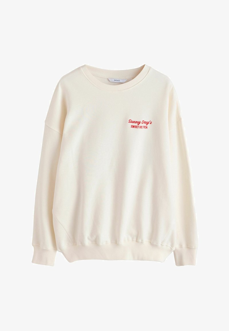 Kremno bela majica z dolgimi rokavi in okroglim izrezom ter rdečim napisom "Sunny Day's Sweet Ice Tea" na levi strani prsnega koša.