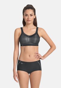 Sujetador deportivo negro y boyshorts a juego, fabricados con material texturizado y transpirable. Presentan tirantes ajustables y sutiles acentos reflectantes.