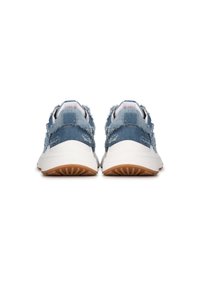 Sneaker in denim con tomaia blu sfilacciata, suola intermedia bianca e suola esterna in gomma testurizzata, con punta arrotondata e collo imbottito.