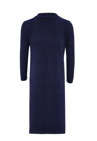 Rochie tricotată de culoare bleumarin, cu mâneci 3/4, textură ribbită pe umeri și spate, și o croială dreaptă care se oprește sub genunchi.