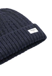 Bonnet en laine bleu marine tricoté avec texture côtelée. Présente une étiquette tissée avec la marque "Pepe Jeans" sur le revers replié.