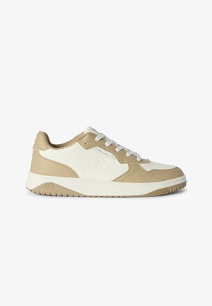 Low-Top-Sneaker in Beige und Weiß mit weißen Schnürsenkeln, strukturierter Gummisohle und dezentem Champion-Logo an der Seite und Ferse.