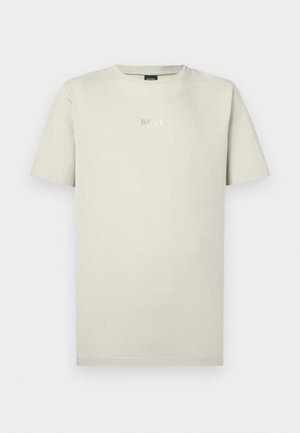 Beiges Baumwoll-T-Shirt mit Rundhalsausschnitt und kurzen Ärmeln. Verfügt über ein dezentes silbernes "BOSS"-Logo auf der Brust. Glatte Textur.