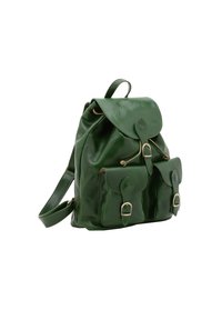 Zaino in pelle verde con una texture liscia, con chiusura a flap, due tasche frontali, dettagli con fibbie e spallacci regolabili.