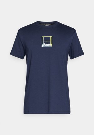 Navyblaue Baumwoll-T-Shirt mit Rundhalsausschnitt und kleinem, mehrfarbigem Asics-Logo in der Mitte der Vorderseite. Kurzärmlig, reguläre Passform.